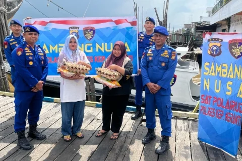 Sat Polairud Polres Meranti Bagi Sembako Kepada Nelayan, Sambang Nusa Presisi